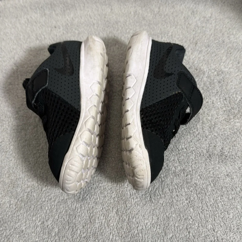 Nike‎ sneakers Black and White tennis shoes  Breathable Mesh size 6 lightweight